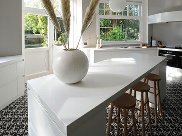 Đá ốp bàn bếp có vẻ bóng sáng, có khả năng chống thấm và chống xước tốt.