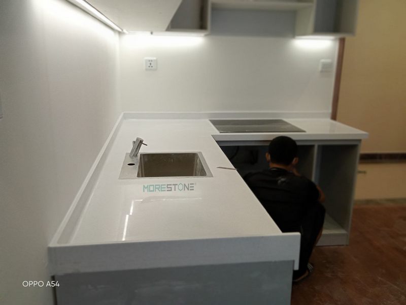 Đá ốp bàn bếp màu trắng với ưu điểm sáng bóng nhẵn mịn khả năng chống thấm và chịu nhiệt tốt.